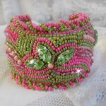 Miss Lady Armband Manschette bestickt mit Swarovski-Kristallen, Facetten aus böhmischem Glas und Rocailles in Grün und Rosa